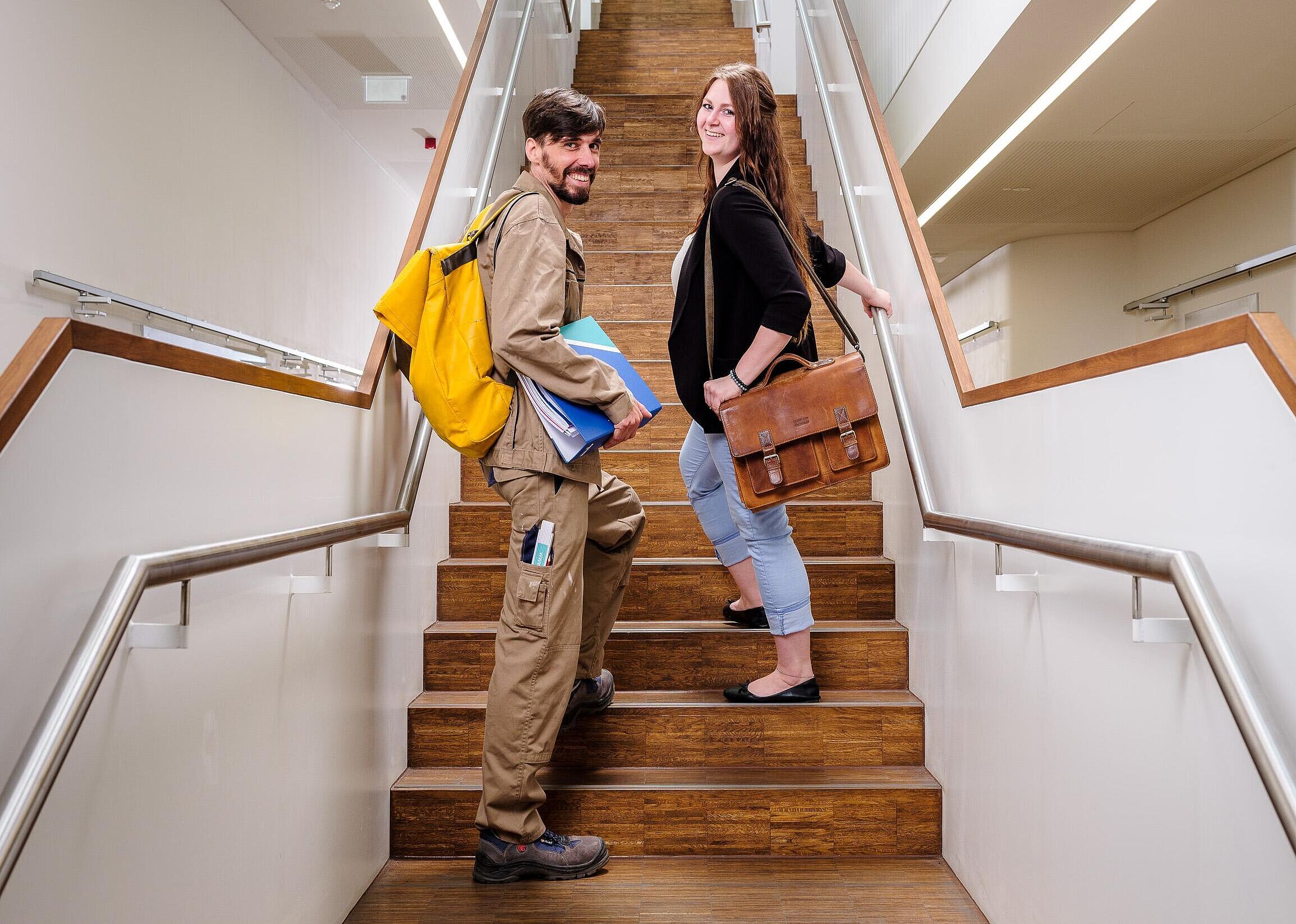 Zwei Personen stehen auf einer Treppe im Gebäude des njumii-Bildungszentrums.